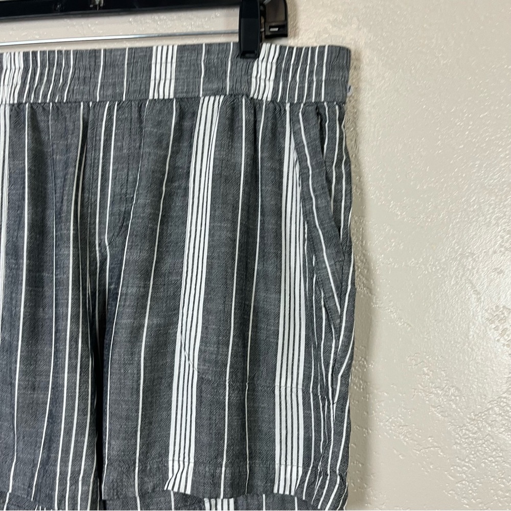 Chosse 5 Ítems For $30Sonoma goods for life women OX gray white striped shorts - Picture 5 of 16